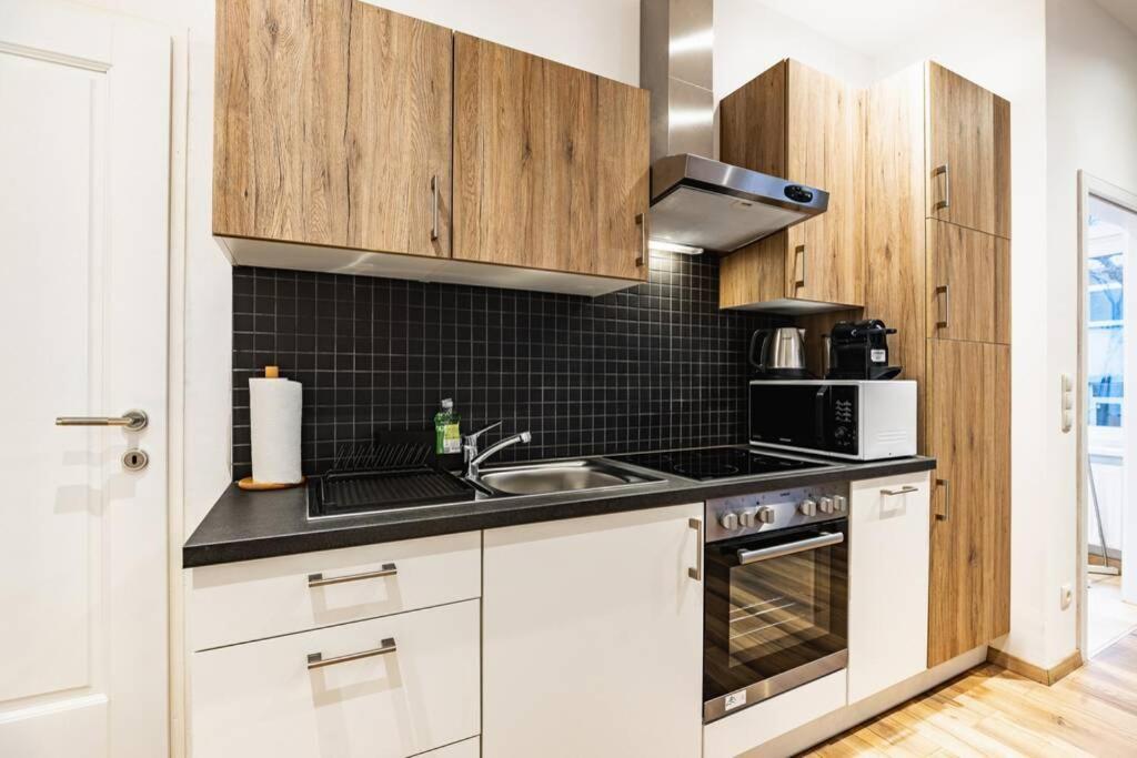 Modern Next To Subway Station * Wenen